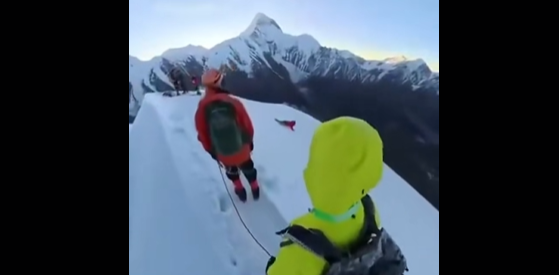 pendaki Tiongkok jatuh dari puncak gunung